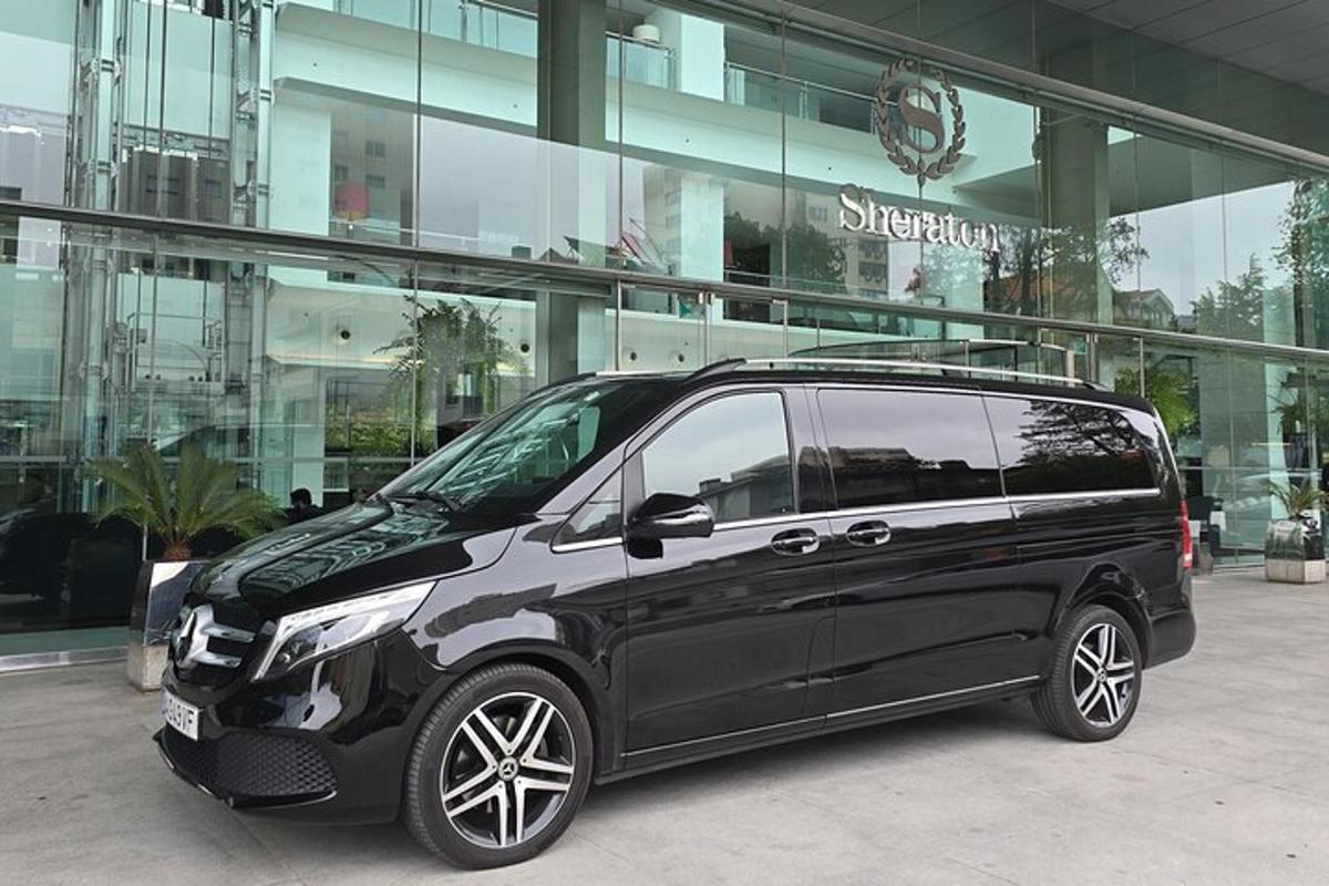 un minivan nero parcheggiato davanti a un edificio