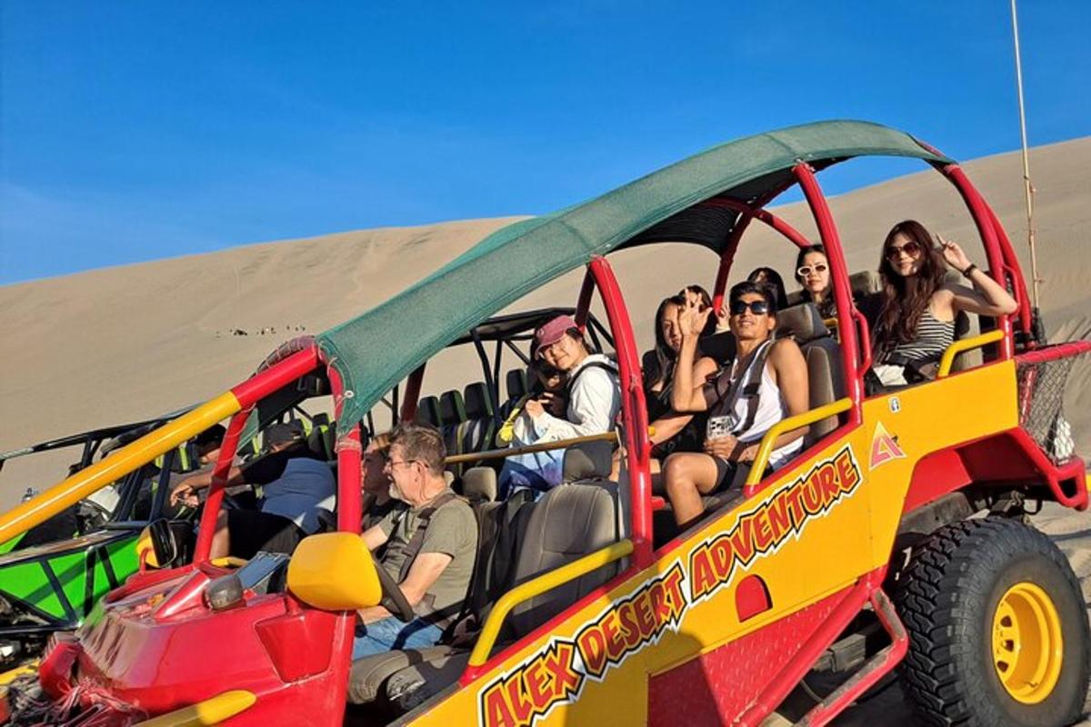 Un grupo de personas viajando en un camión de juguete.