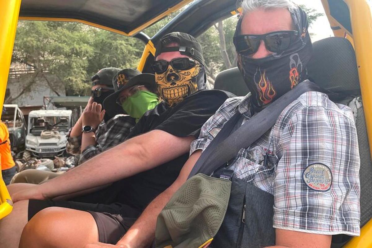 Dos hombres con máscaras de gas sentados en un coche