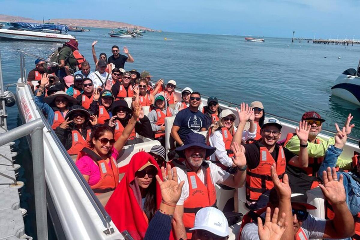 un grupo de personas en un barco en el agua