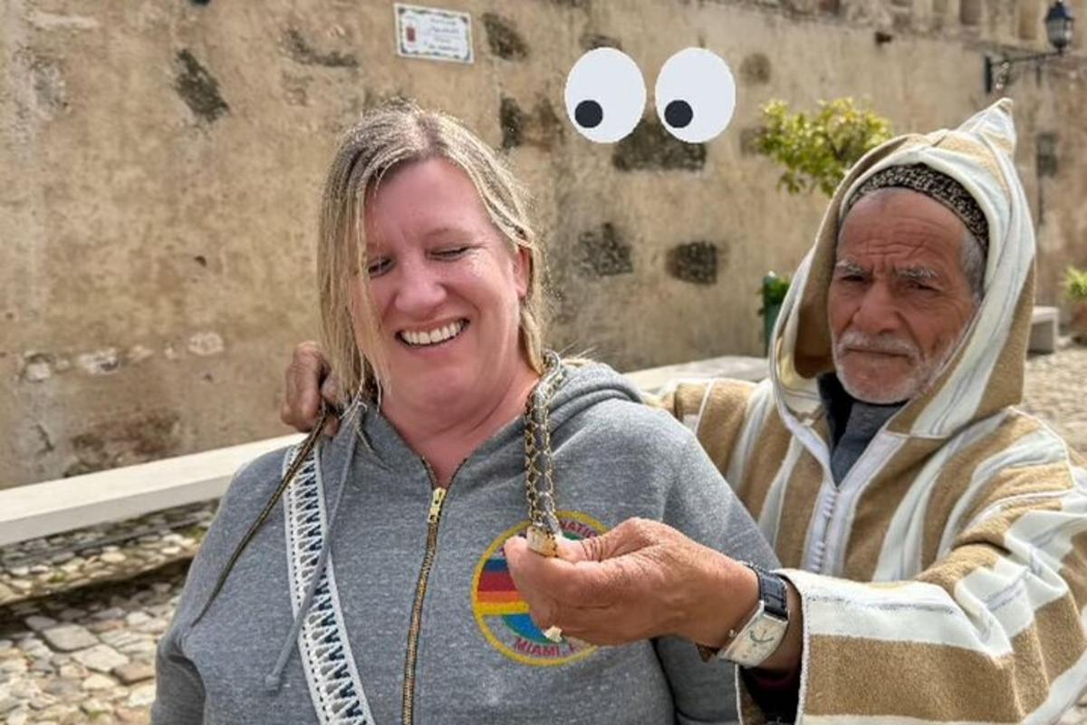 eldri kona brosir og horfir á úrið sitt