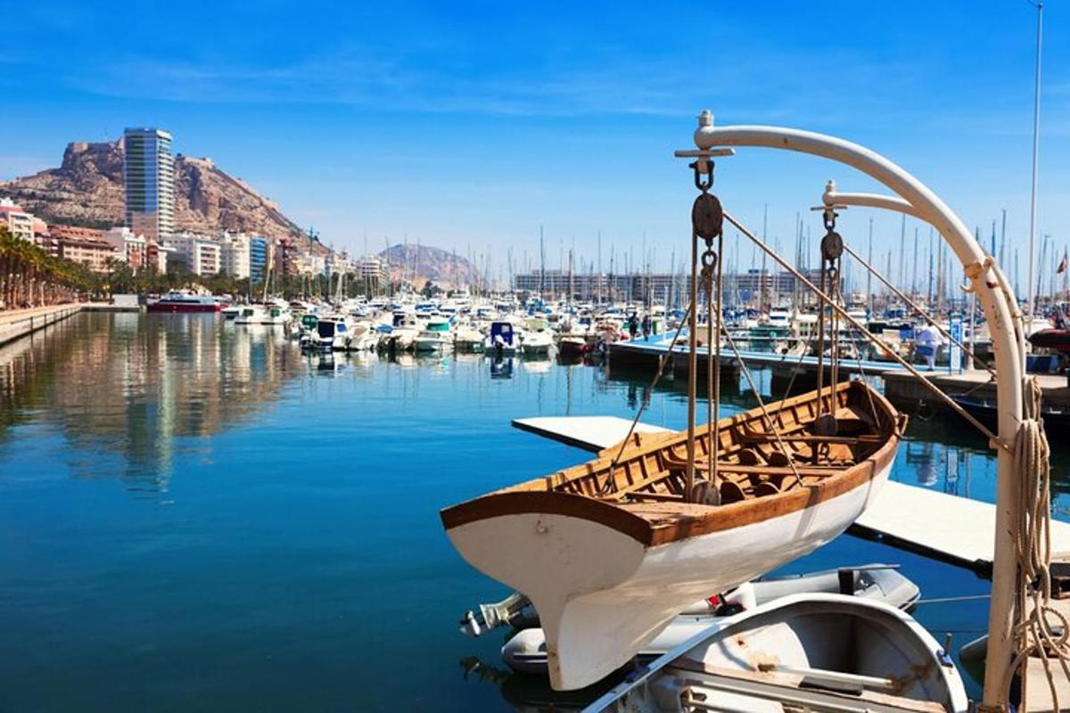 o barcă este andocată într-un port de agrement împreună cu alte ambarcațiuni
