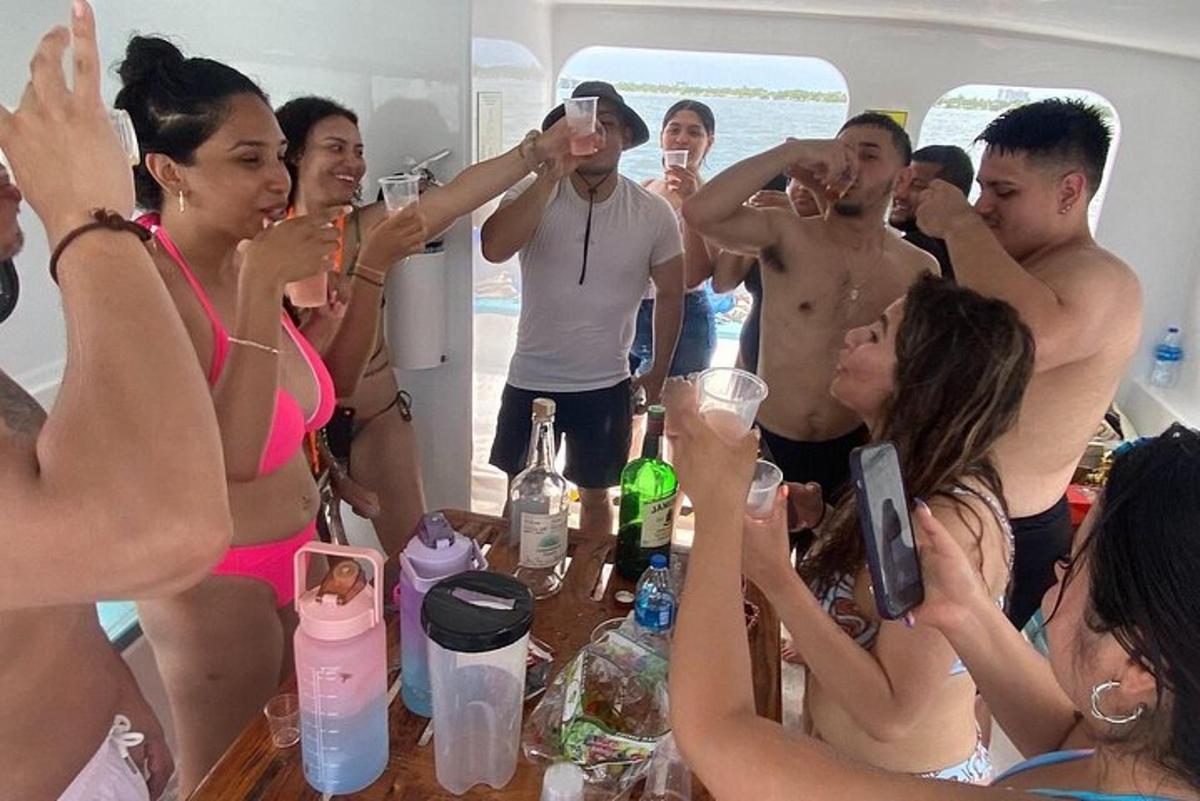Un grupo de personas de pie alrededor de una mesa con bebidas.