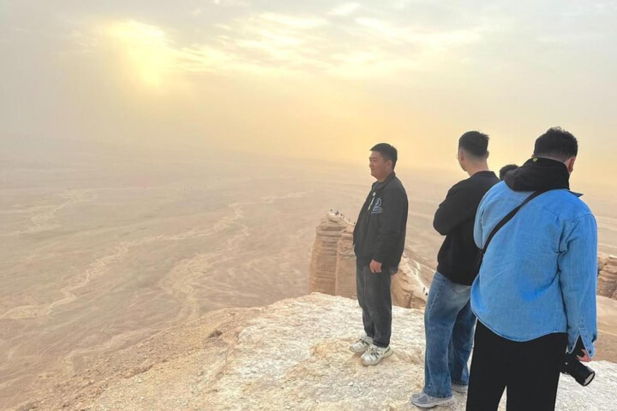 en gruppe menn som står på toppen av et fjell