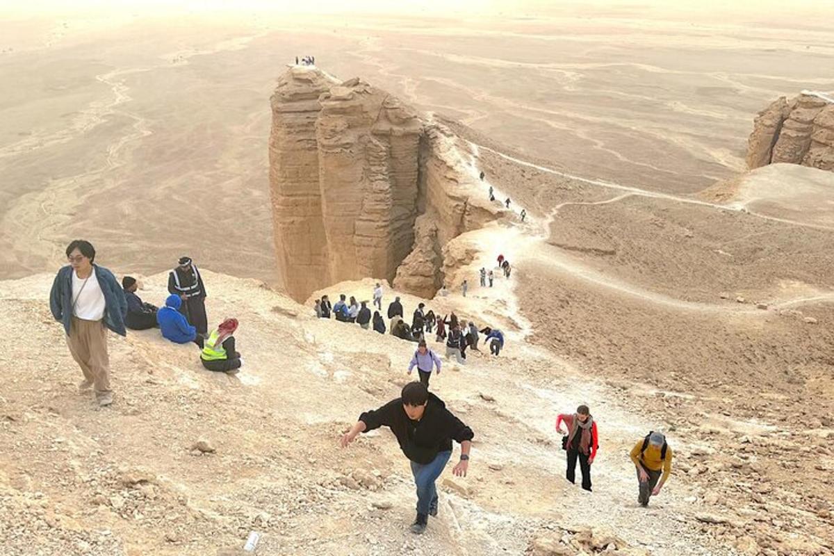 un gruppo di persone che camminano sulla cima di una montagna
