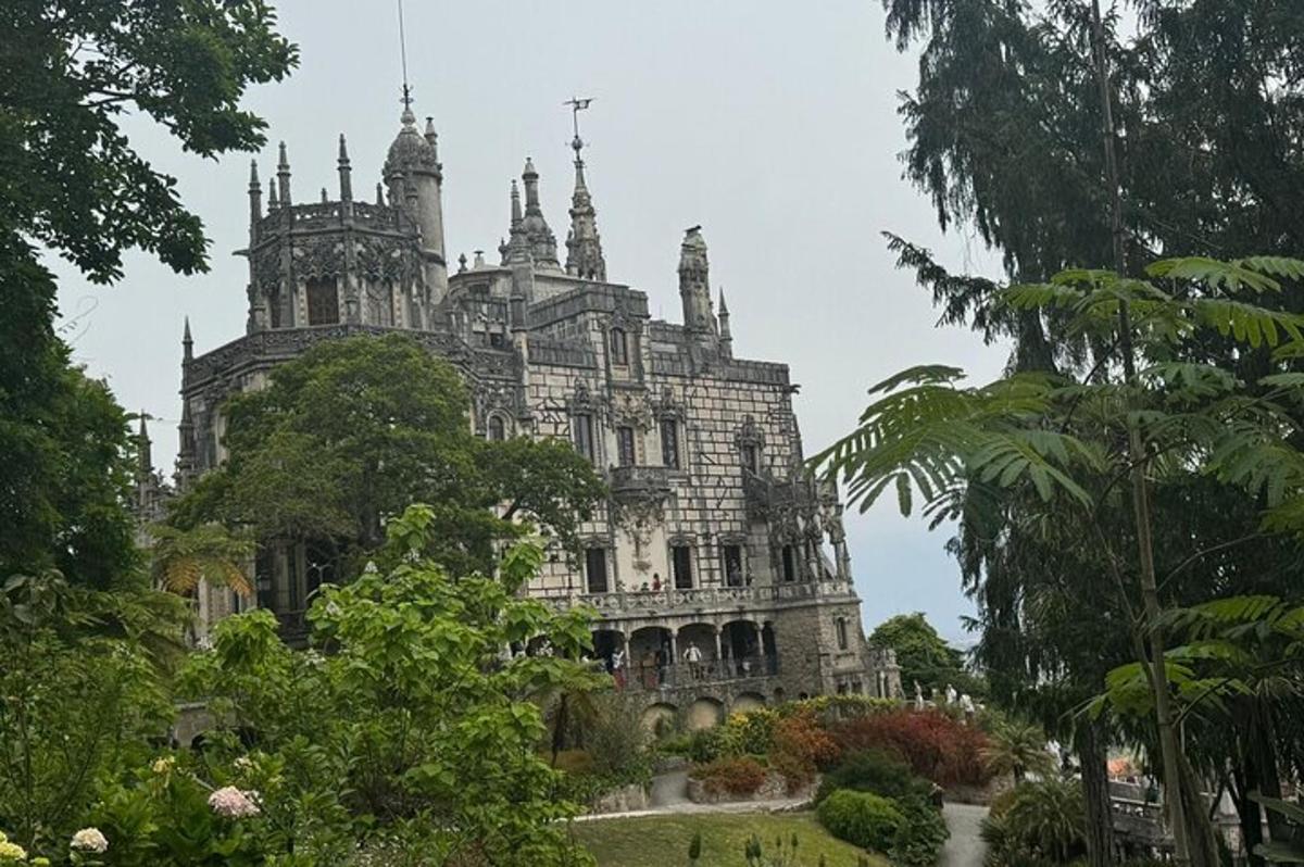 un vecchio edificio con alberi di fronte