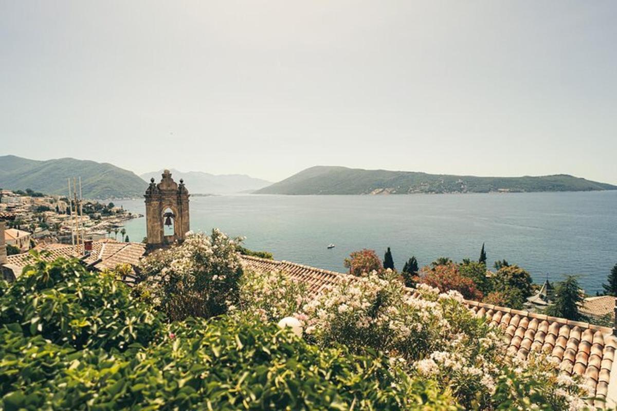 una vista di una città e di un grande specchio d'acqua