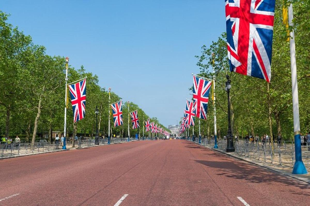 řada britských vlajek na ulici