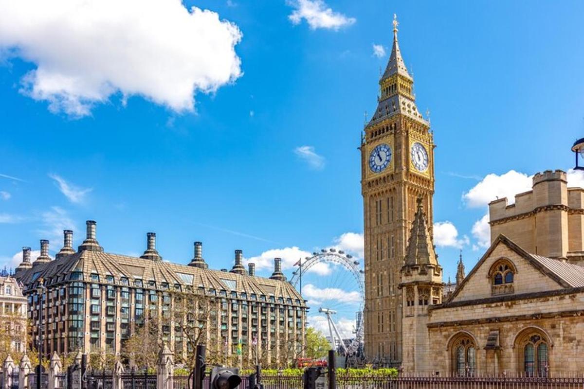 ein Gebäude mit einem Uhrenturm und Big Ben
