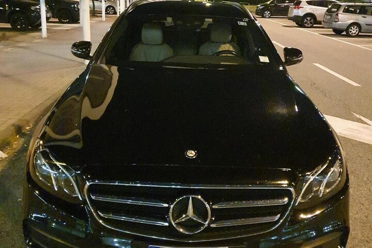 auto Mercedes Benz zaparkované na parkovišti