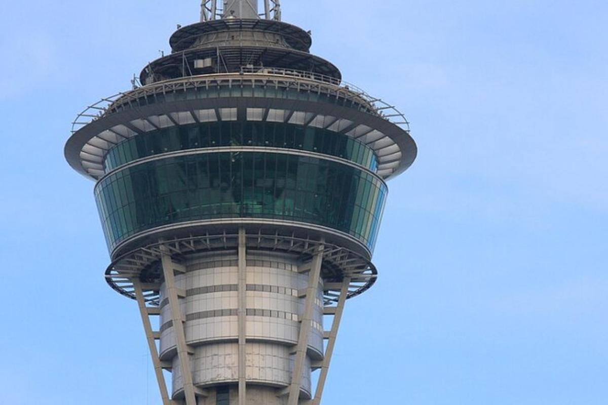 Pohled na Sydney Tower proti modré obloze