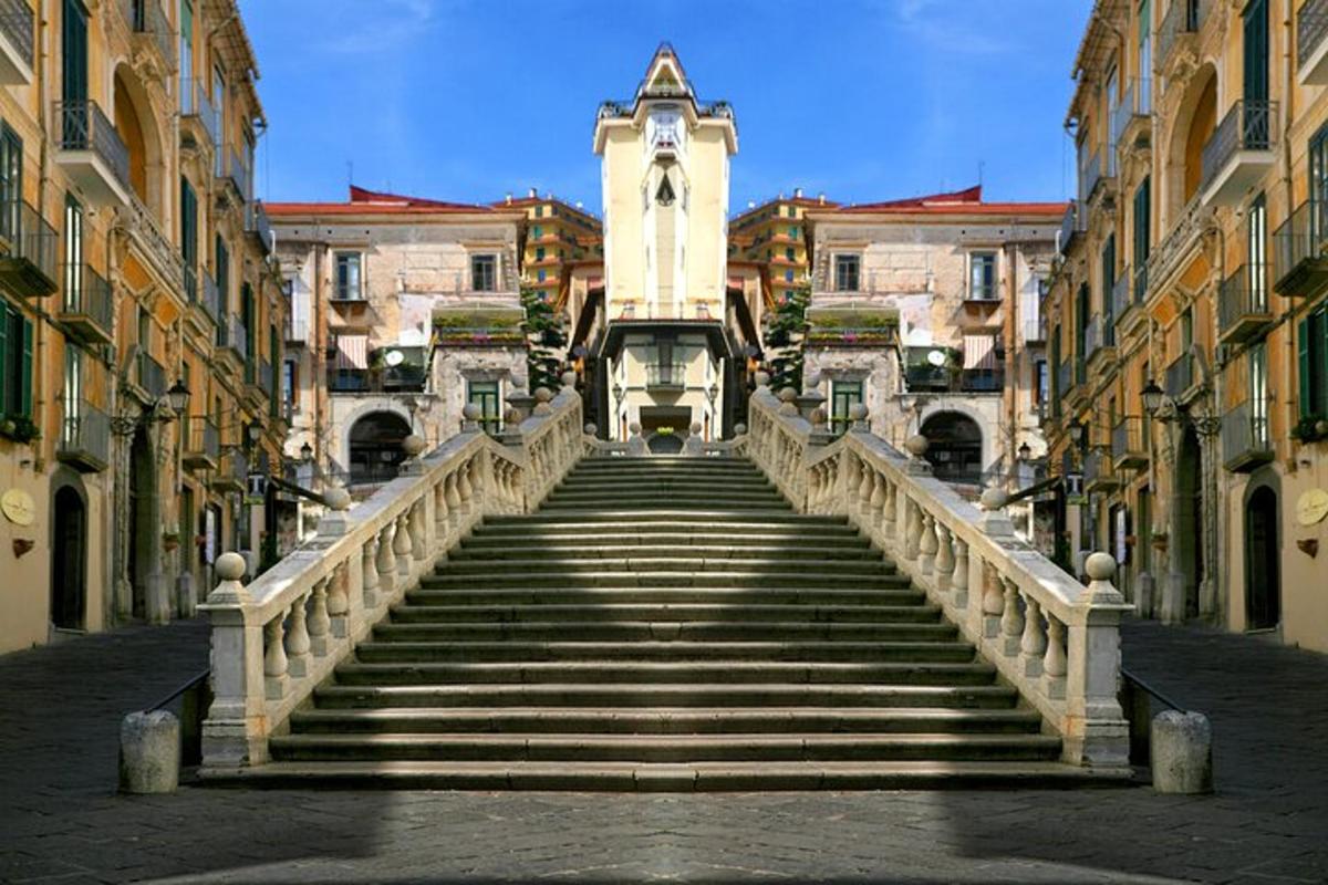 una scalinata che porta a un edificio con una torre dell'orologio