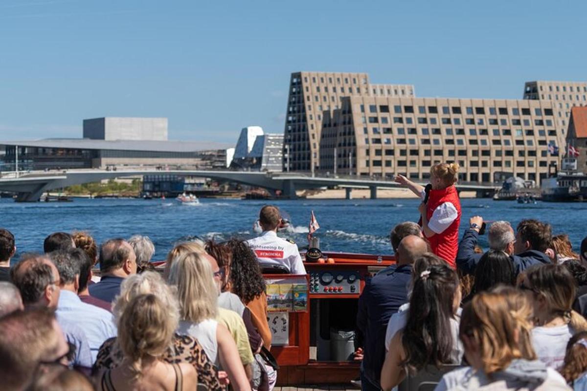 egy tömeg ember egy csónakban a vízen