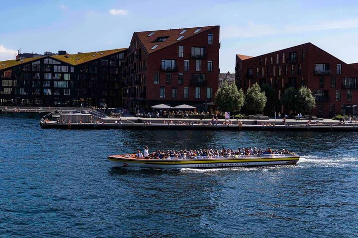 egy csoport ember egy csónakban a vízen