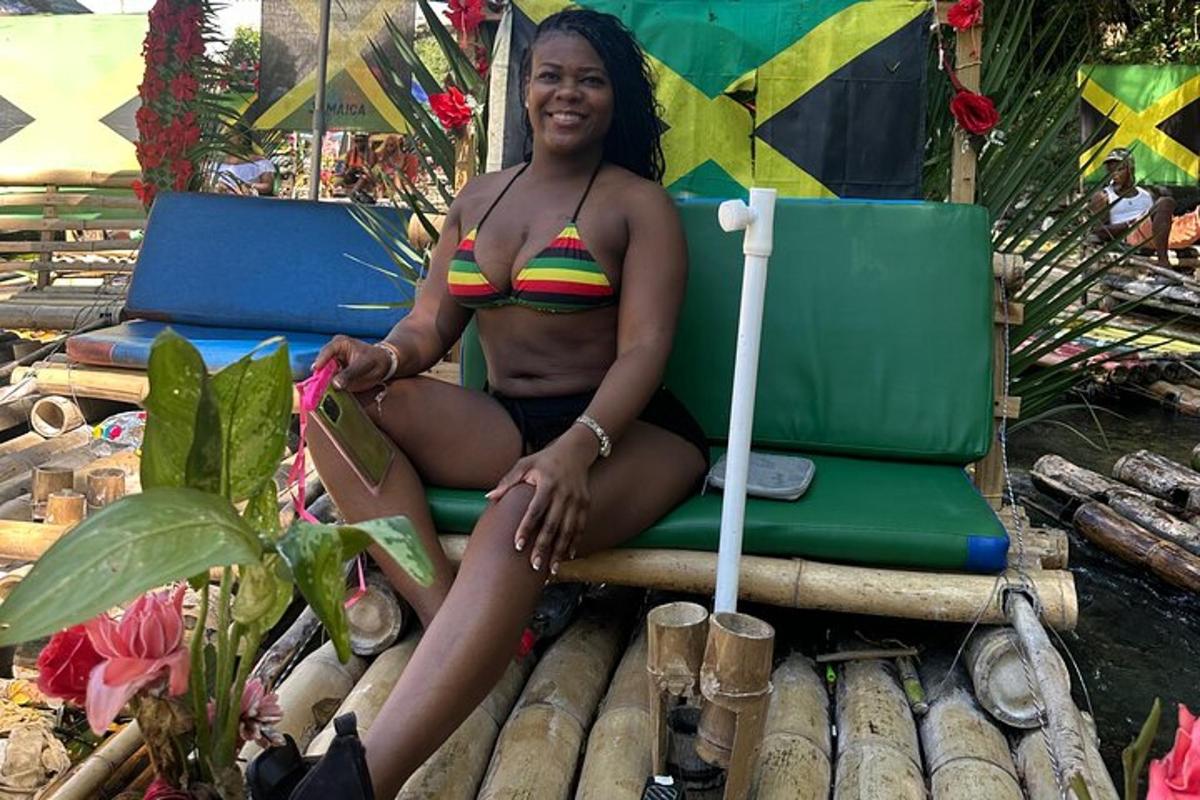 eine Frau im Bikini sitzt auf einem Stuhl