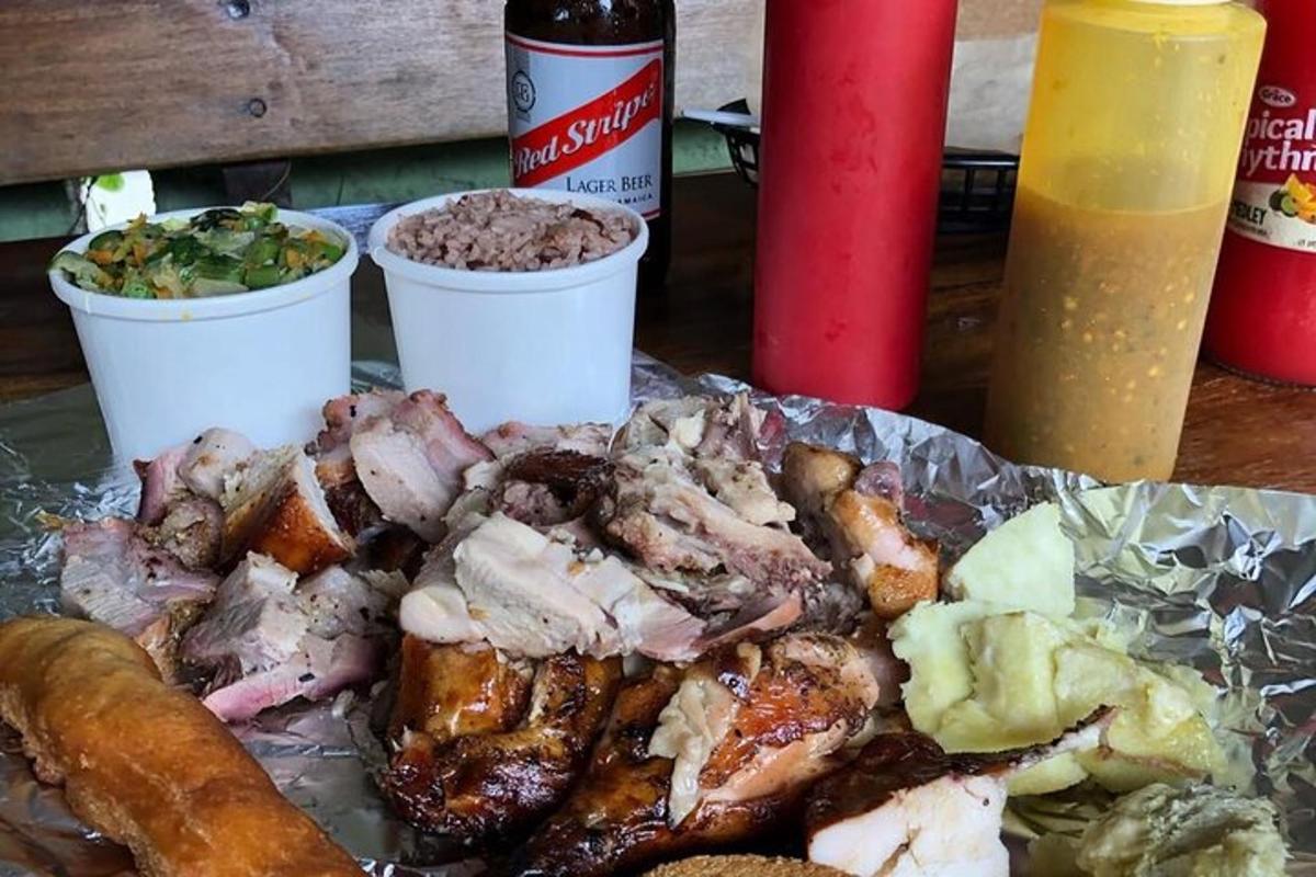 Un plato de comida con carne, pan y bebidas.