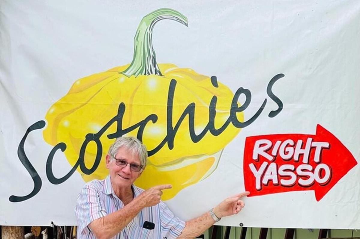 ein Mann steht vor einem Schild mit einem Kürbis