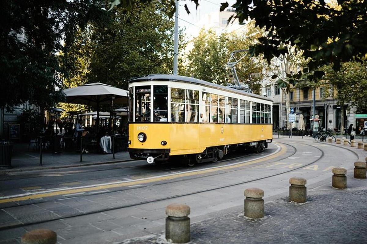 Un tranvía amarillo circulando por una calle de la ciudad.