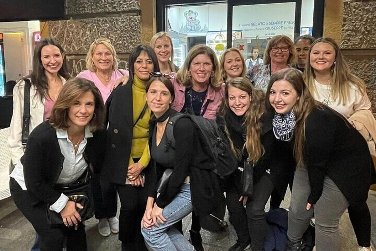 grupp naisi poseerib pildi jaoks