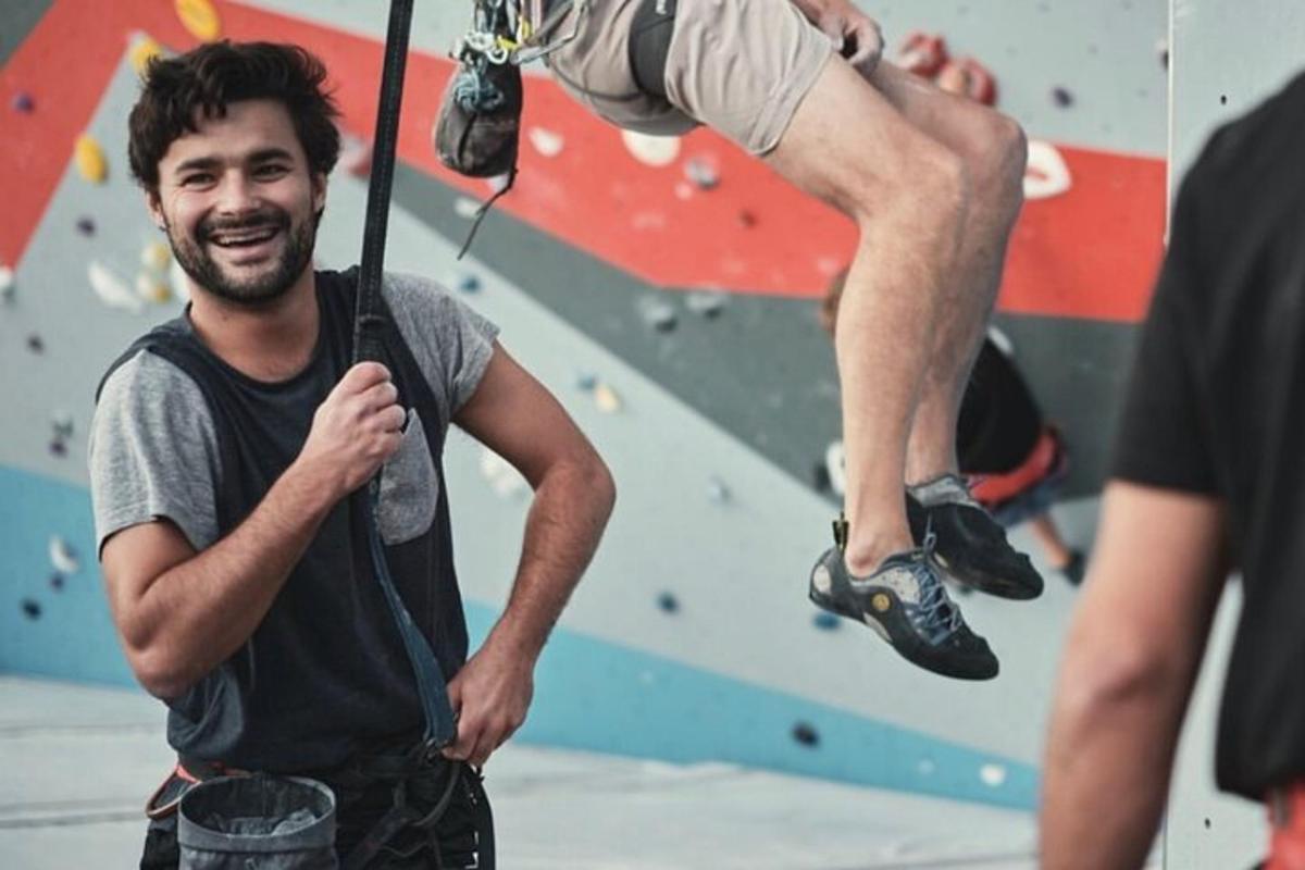 un uomo è appeso a una corda da arrampicata