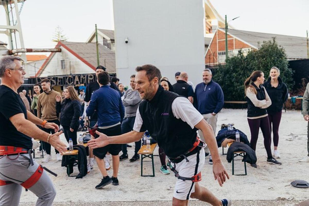 skupina ljudi, ki stojijo naokoli v množici