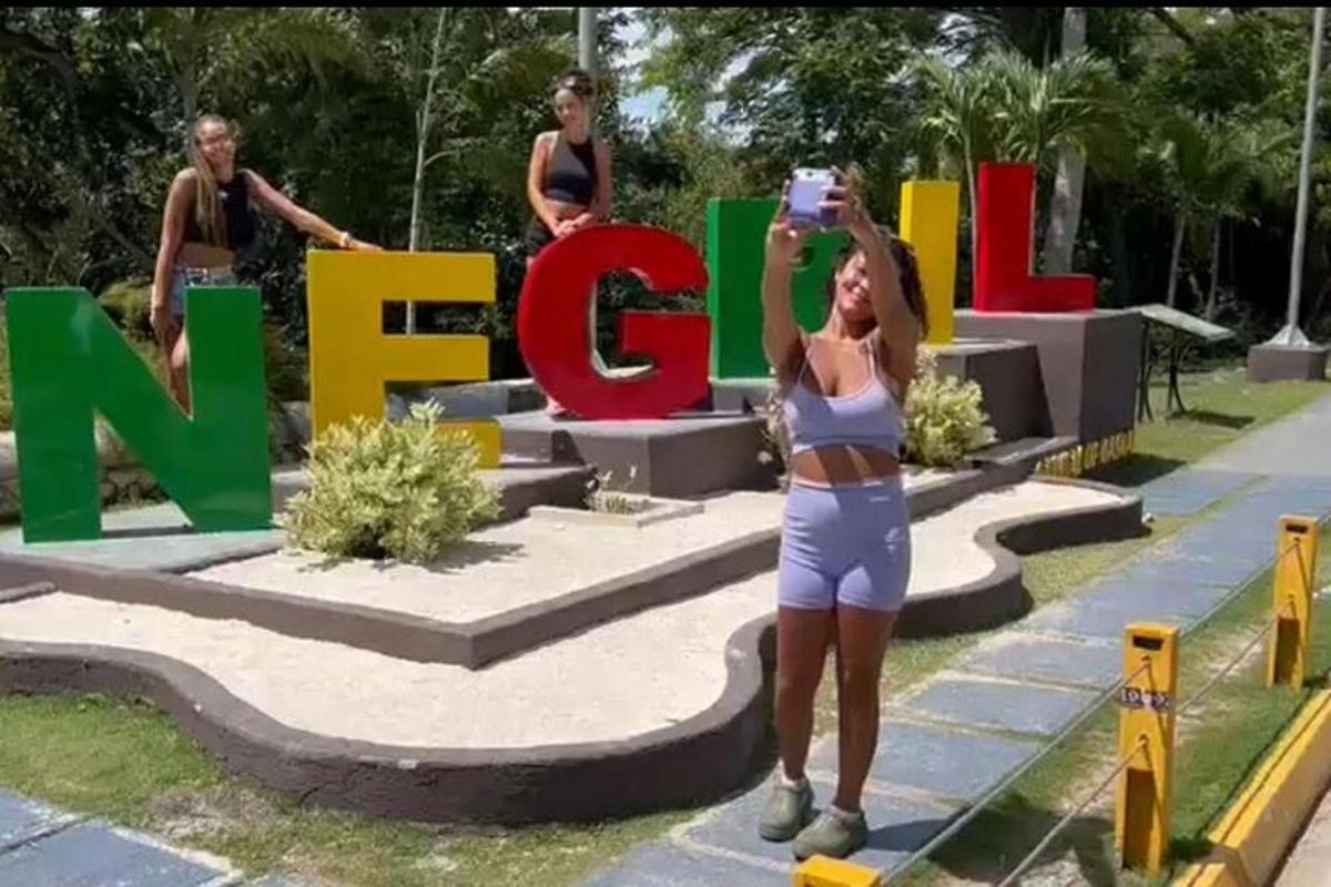 o femeie care face o poză în fața semnului Ngram