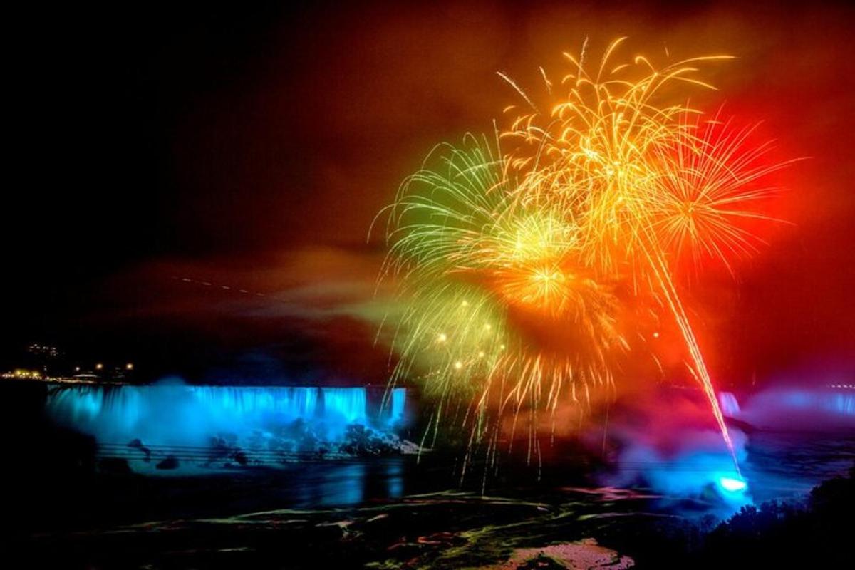 ein Feuerwerk über dem Wasser bei Nacht