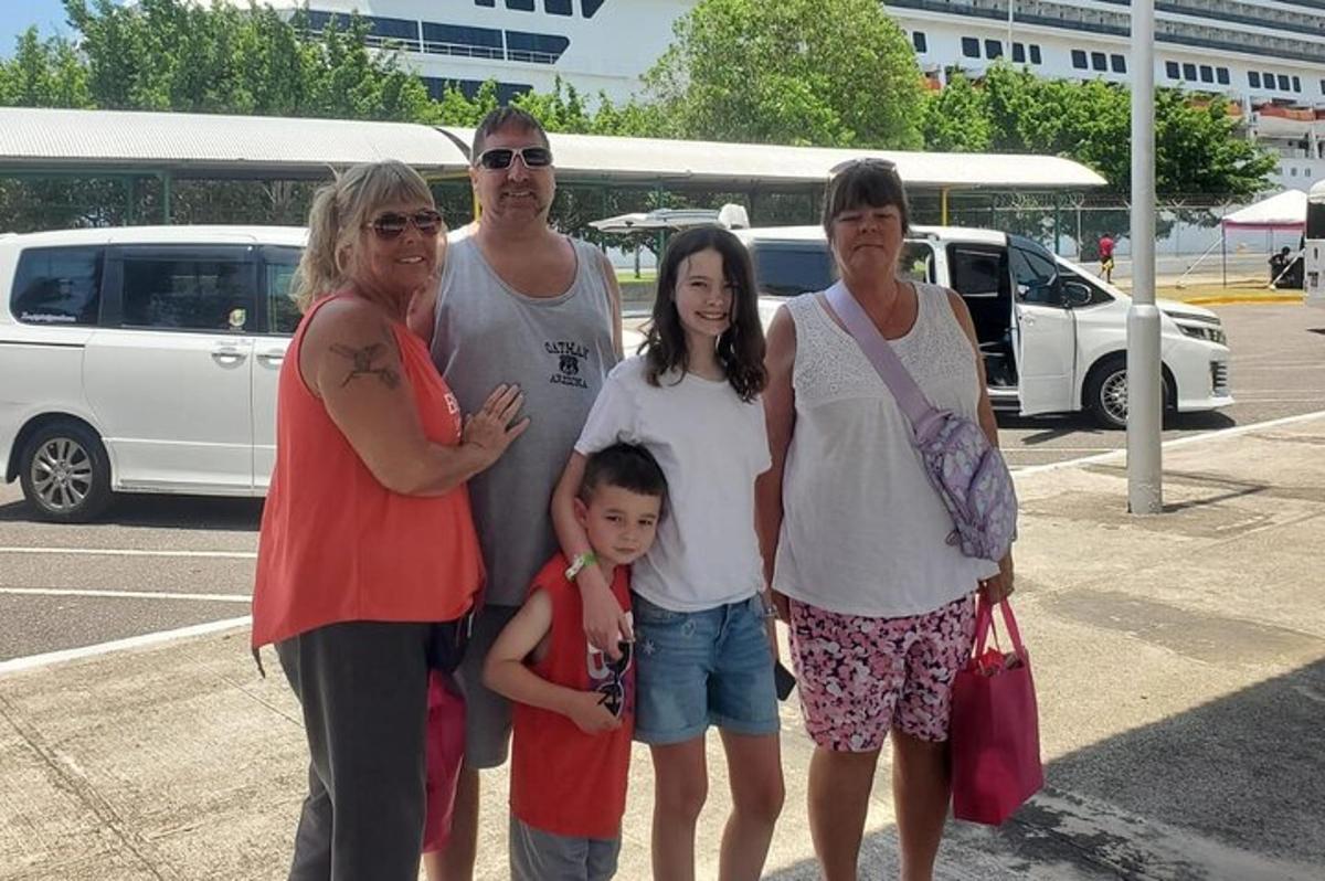 una família posant per a una foto en un aparcament
