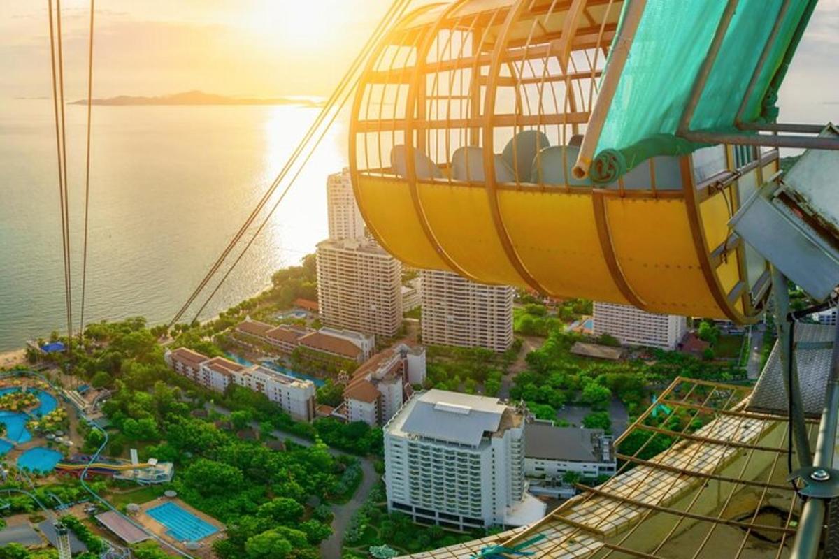egy gondola repül egy város felett az óceánnal