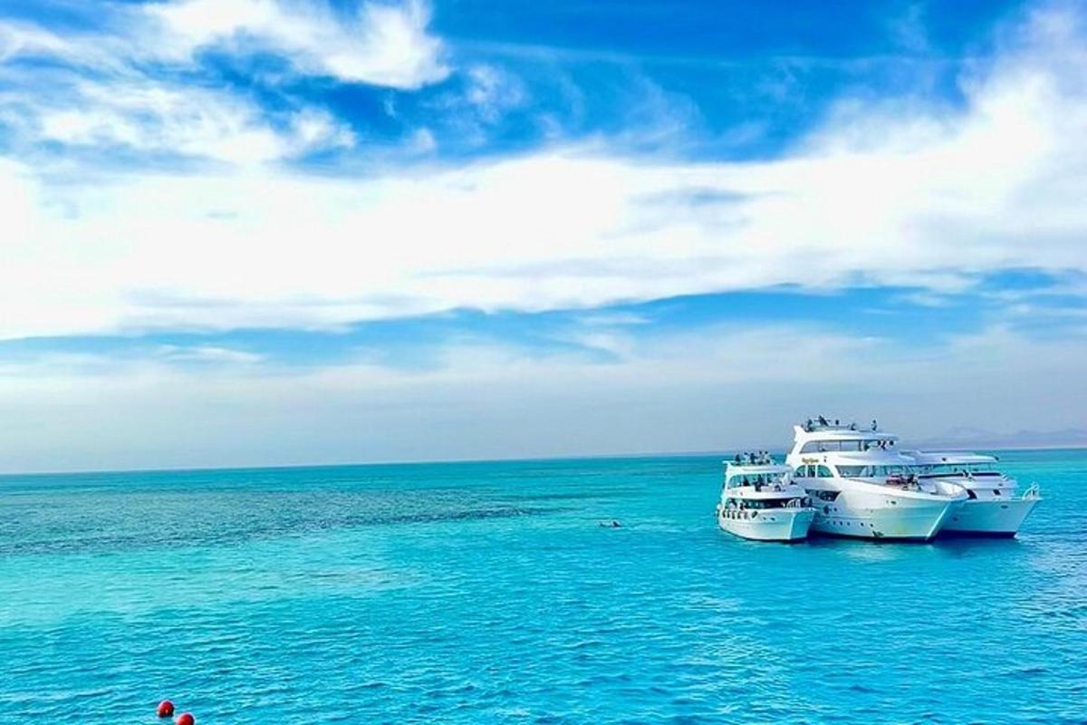 dois barcos estão atracados no oceano azul