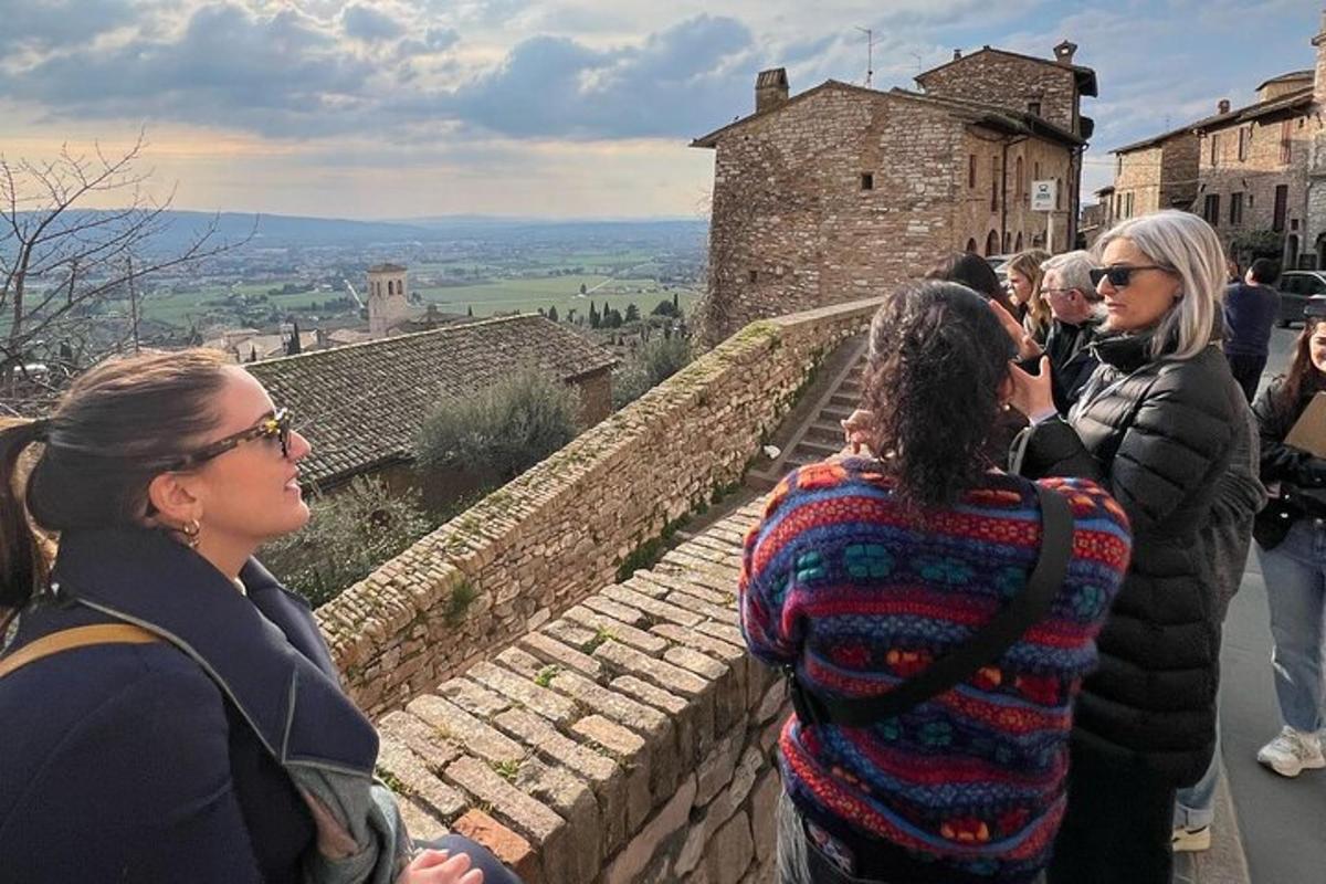 grupp inimesi, kes seisavad seina otsas
