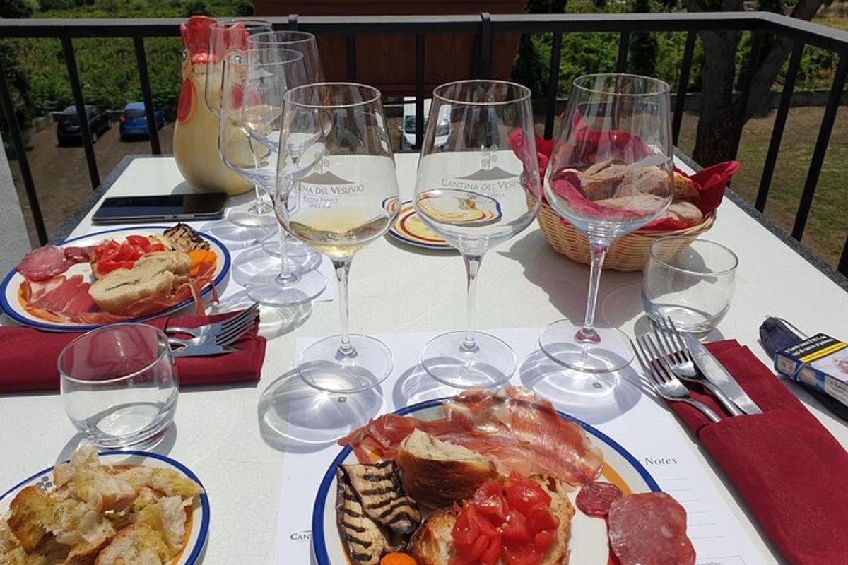 uma mesa com pratos de comida e copos de vinho
