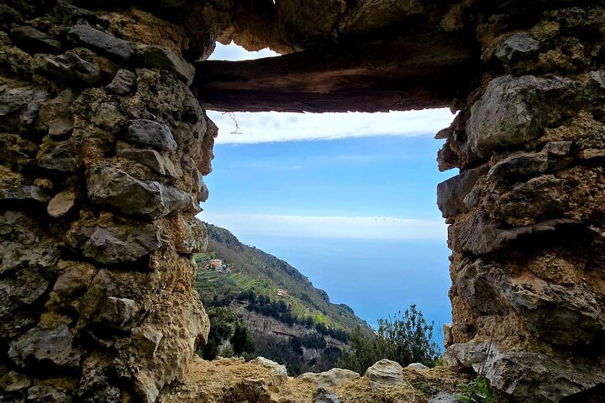 una vista dell'oceano attraverso una finestra di pietra