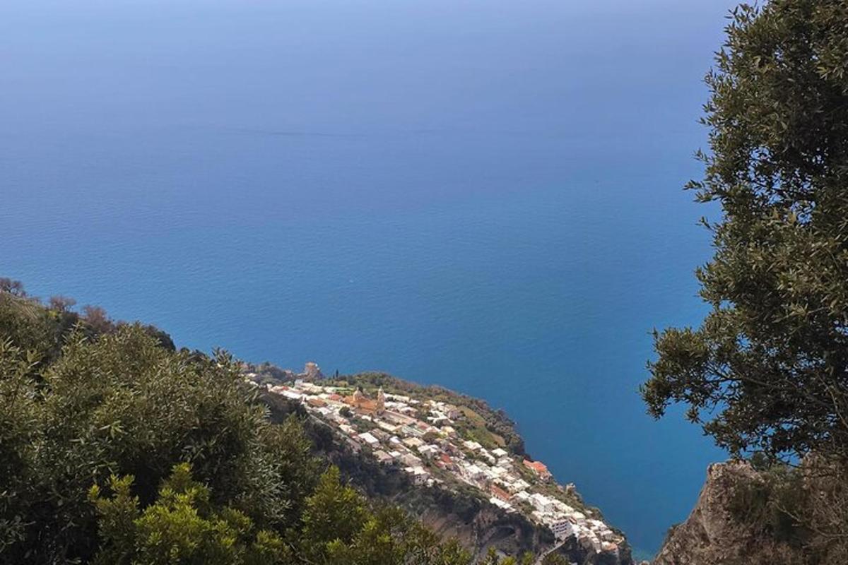 una vista di una montagna con l'oceano sullo sfondo