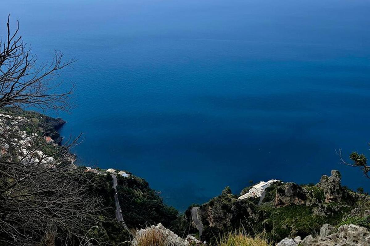 μια θέα του γαλάζιου ωκεανού από ένα βουνό