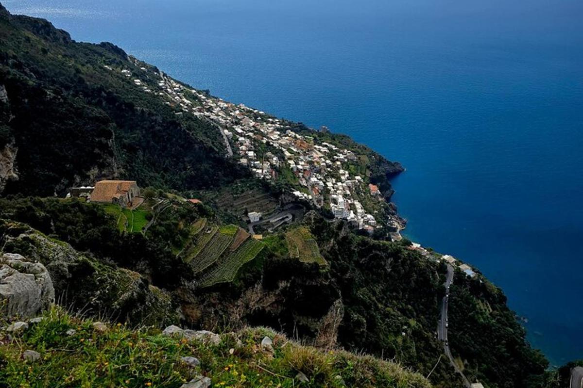una vista di una montagna con l'oceano sullo sfondo