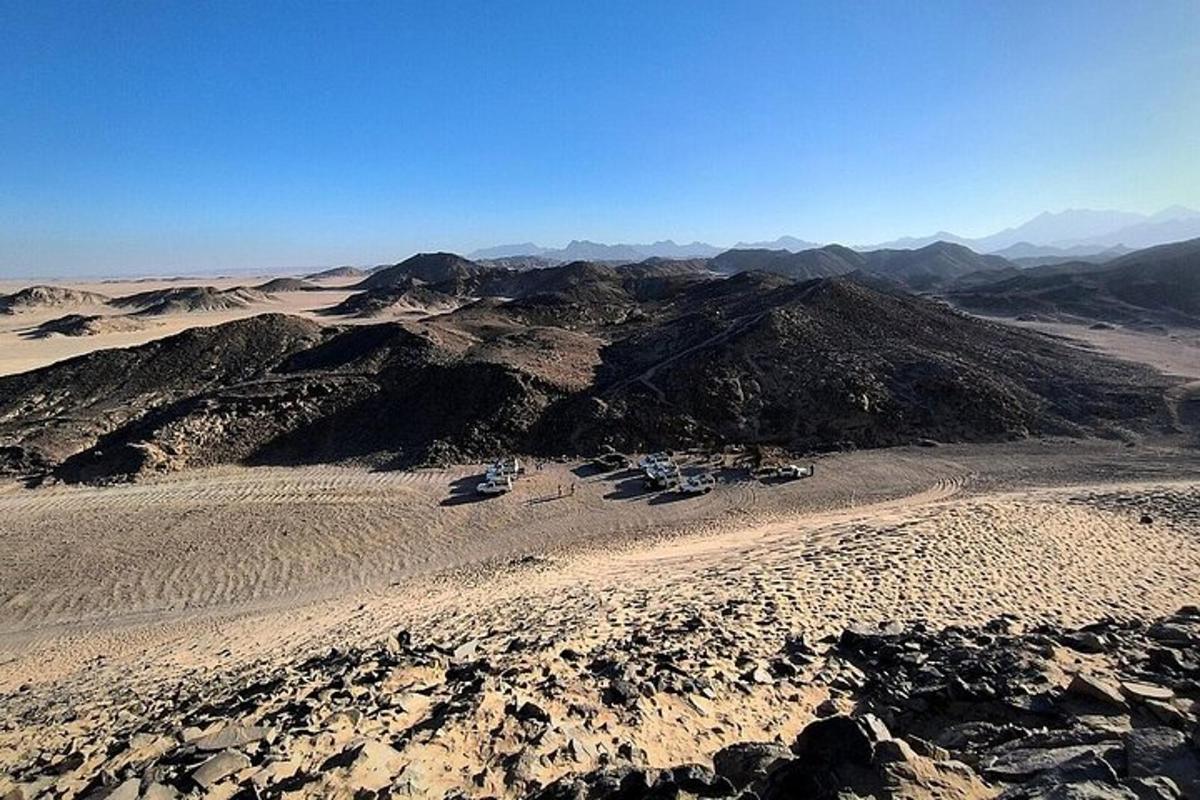 uma vista aérea de um deserto com uma montanha