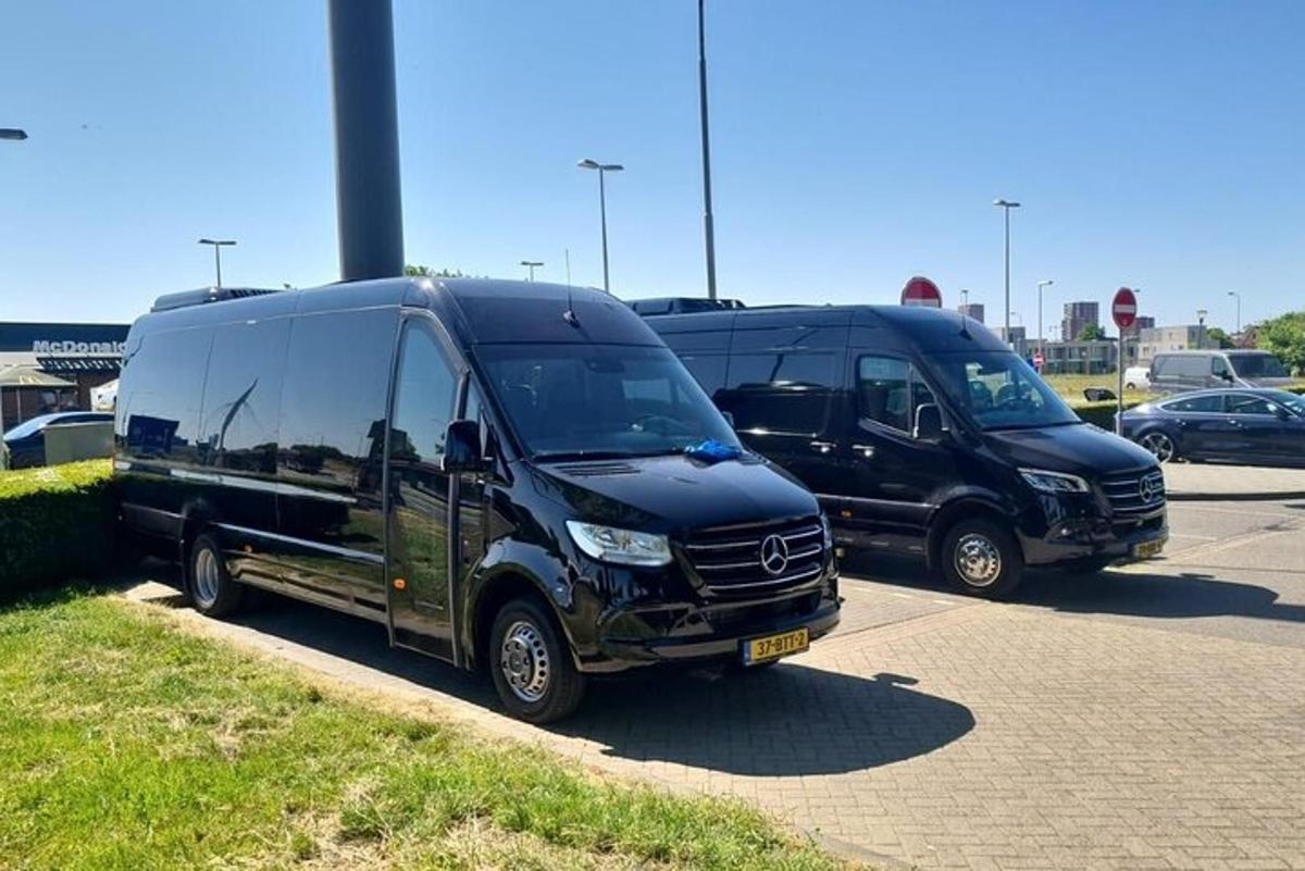 dva črna kombija parkirana na parkirišču