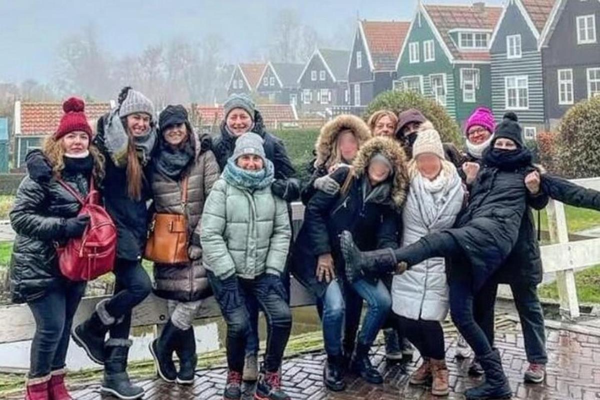 skupina ljudi, ki pozirajo za sliko v snegu