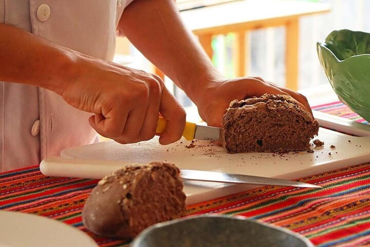 oseba, ki na krožniku reže kos čokoladne torte