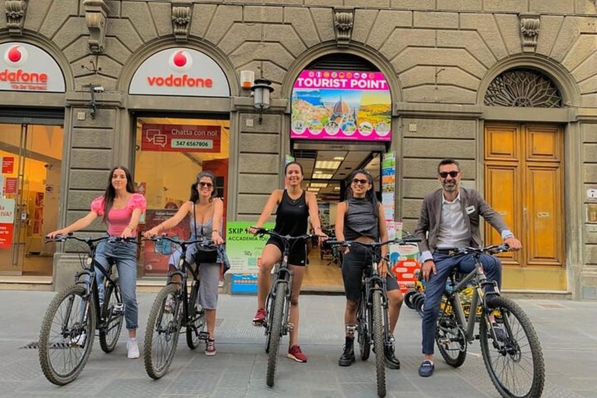 skupina lidí jedoucích na kolech před obchodem