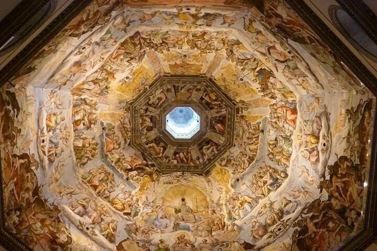 ein Gemälde an der Decke einer Kirche mit einem Fenster
