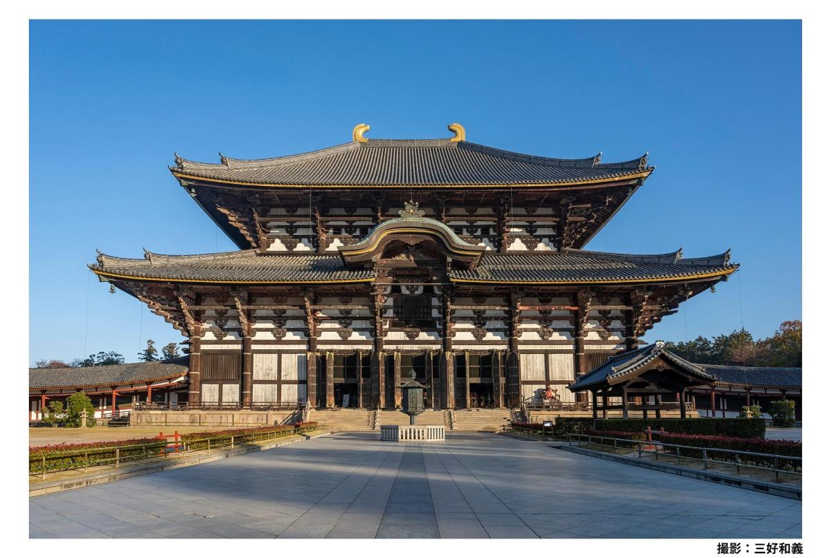un grande edificio in legno con un tetto
