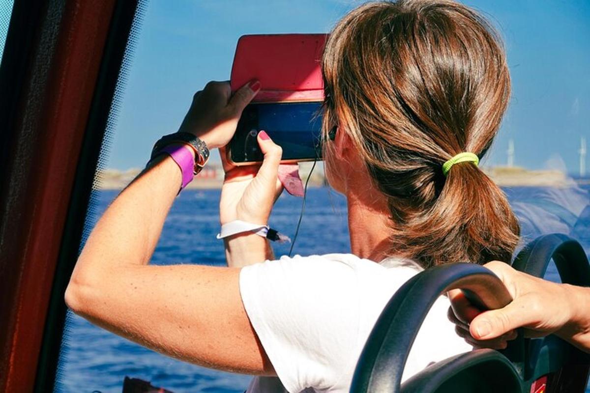 naine pildistab oma mobiiltelefoniga ookeani
