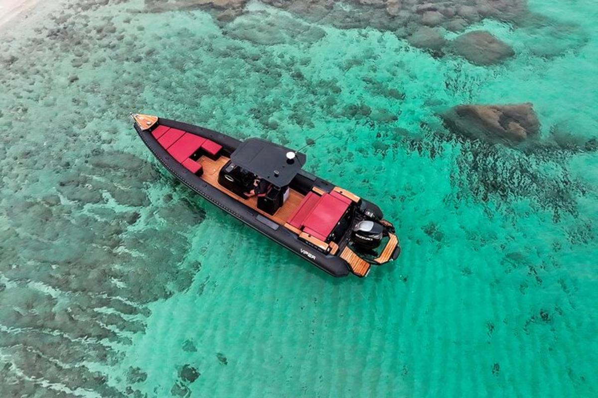 una piccola barca sull'acqua nell'oceano