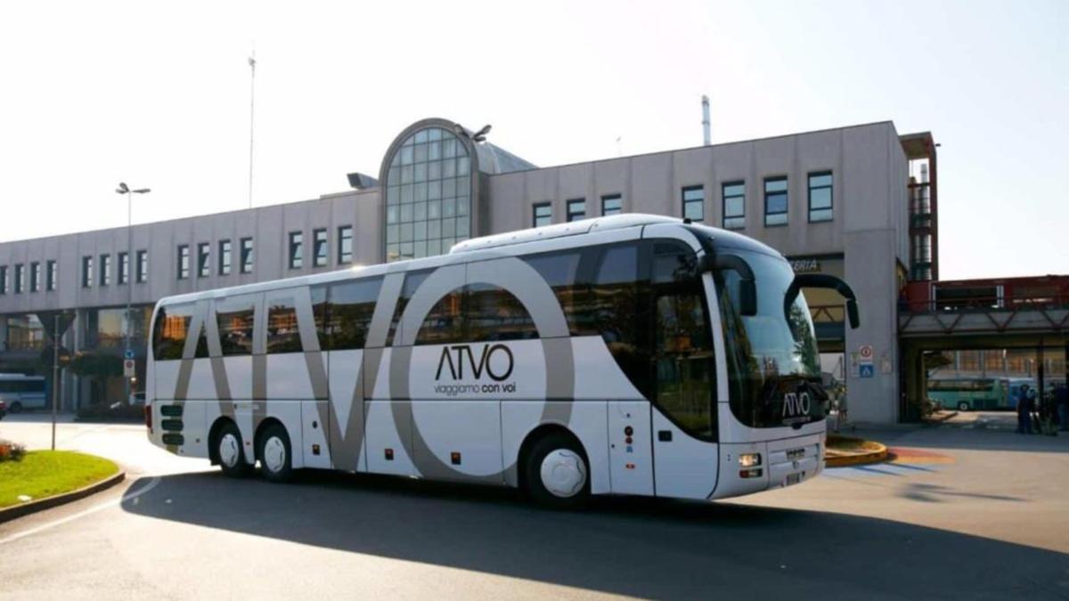 valge buss pargitud hoone ette