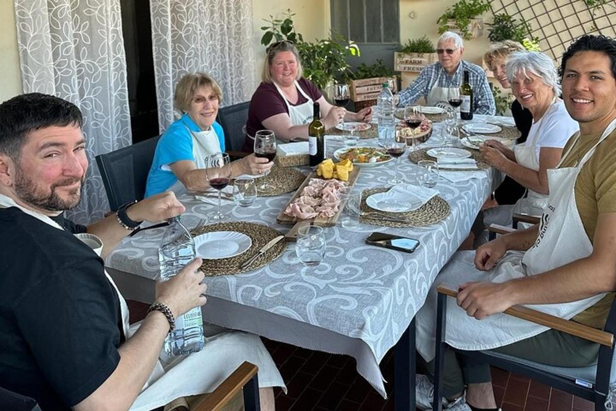 um grupo de pessoas sentadas ao redor de uma mesa com taças de vinho