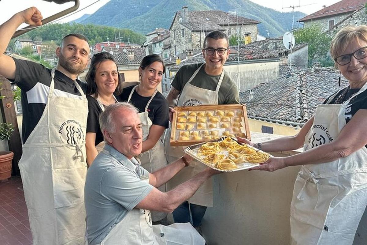 un gruppo di persone che tengono un vassoio di cibo