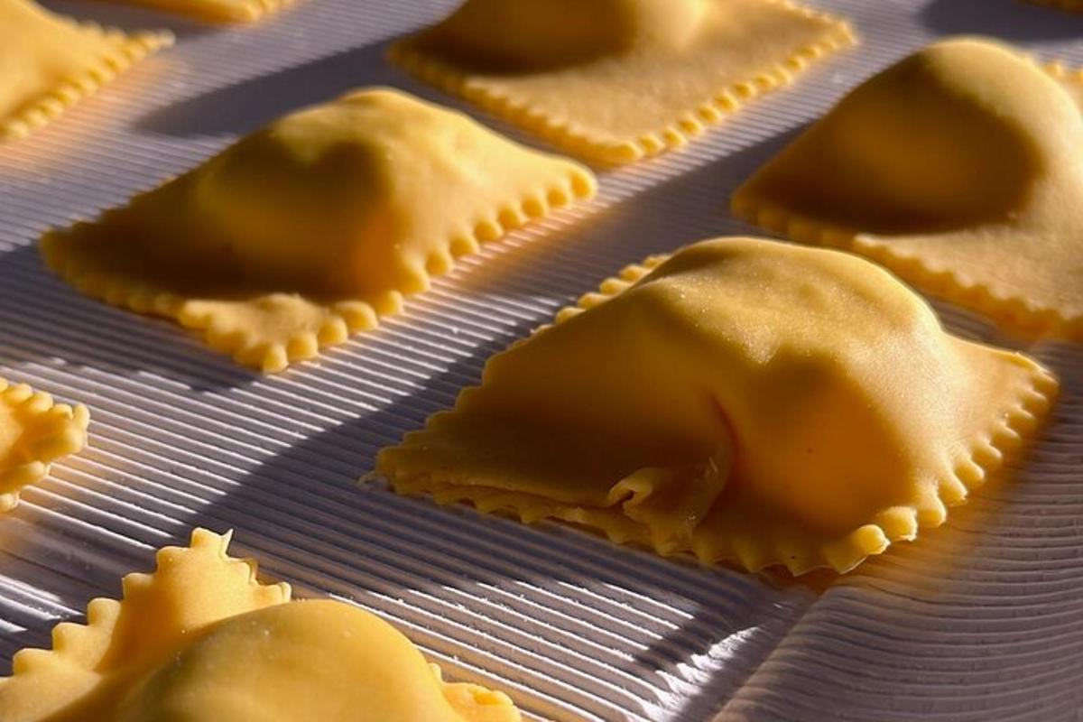 un mucchio di cibo crudo su una teglia da forno