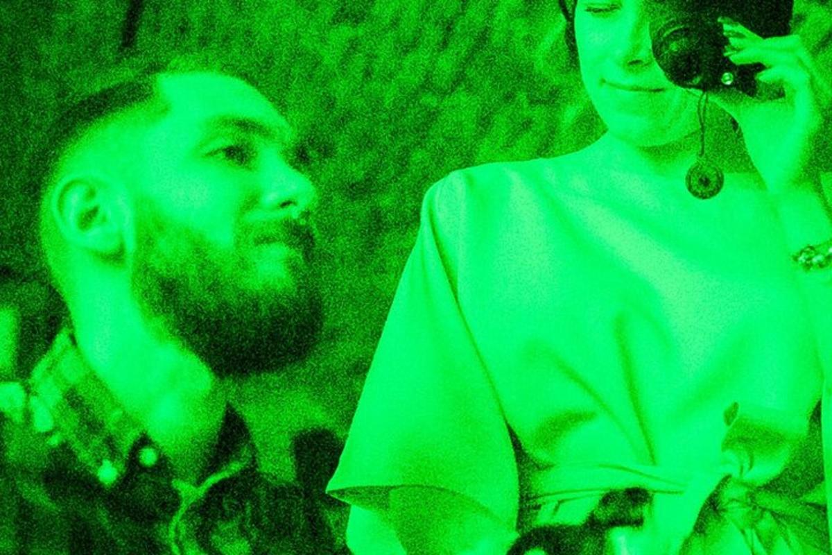 dva muži stojící vedle sebe v zelených světlech